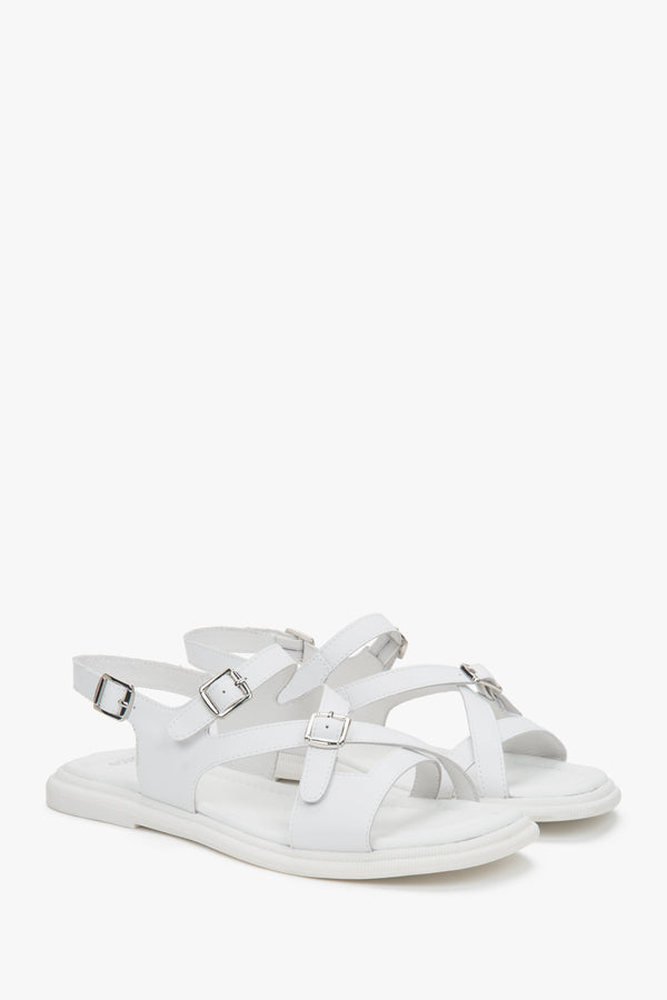 Women’s white flat sandals in genuine leather with silver details by Estro.