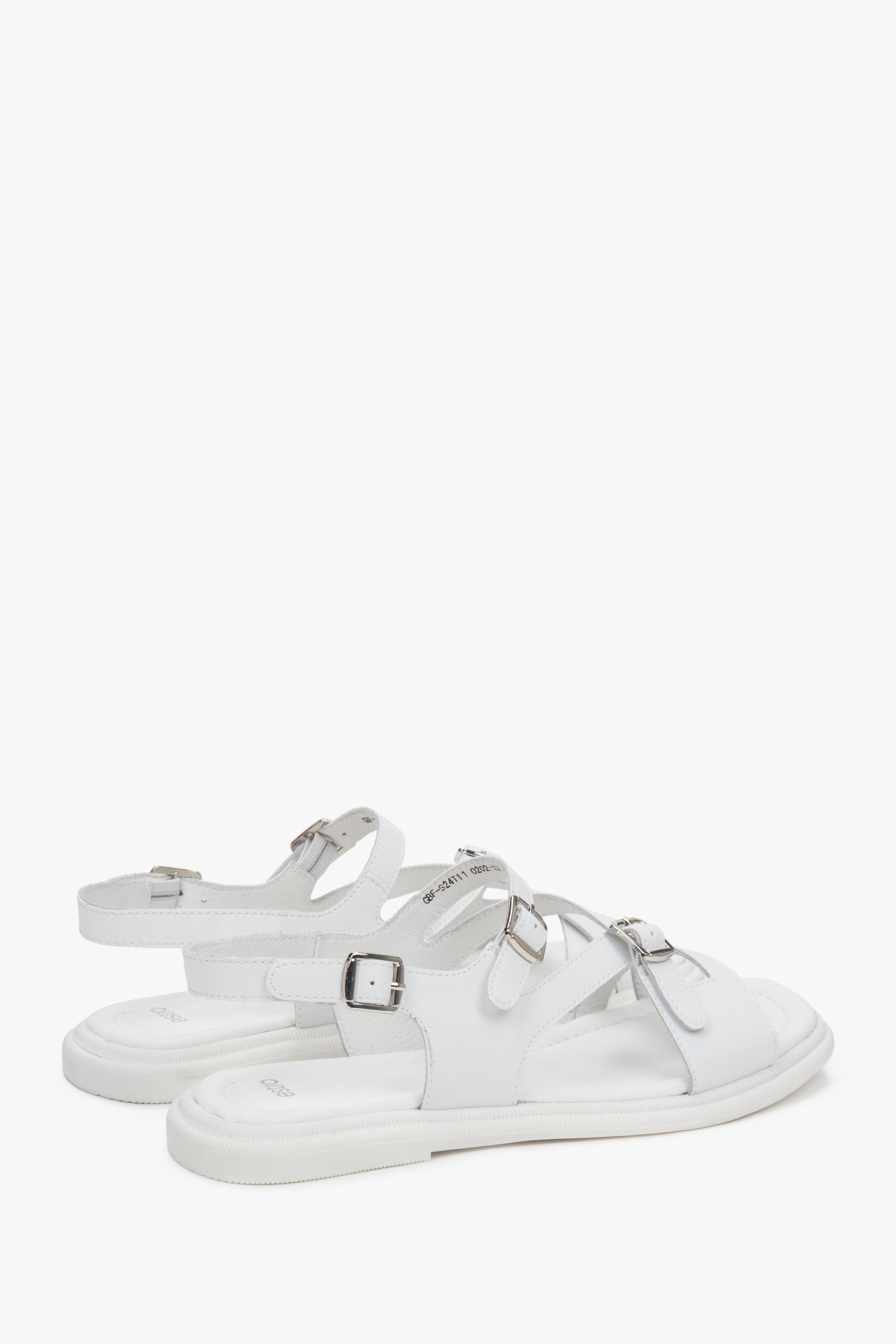 White women’s sandals by Estro, flat sole, made of genuine leather, with silver details.