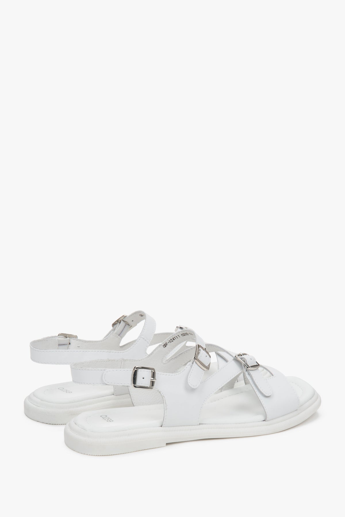 White women’s sandals by Estro, flat sole, made of genuine leather, with silver details.