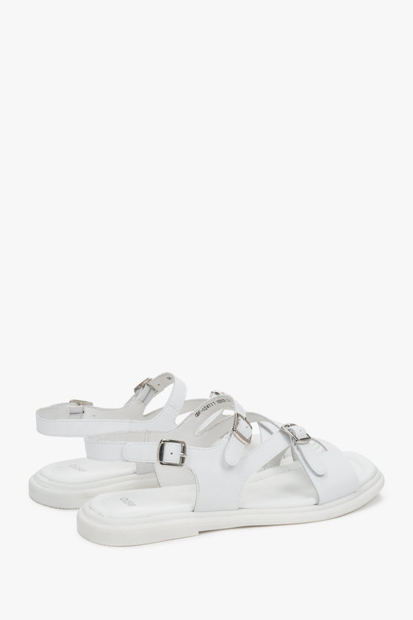 White women’s sandals by Estro, flat sole, made of genuine leather, with silver details.