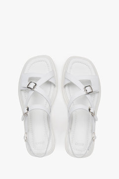 Women’s white flat sandals in genuine leather by Estro.