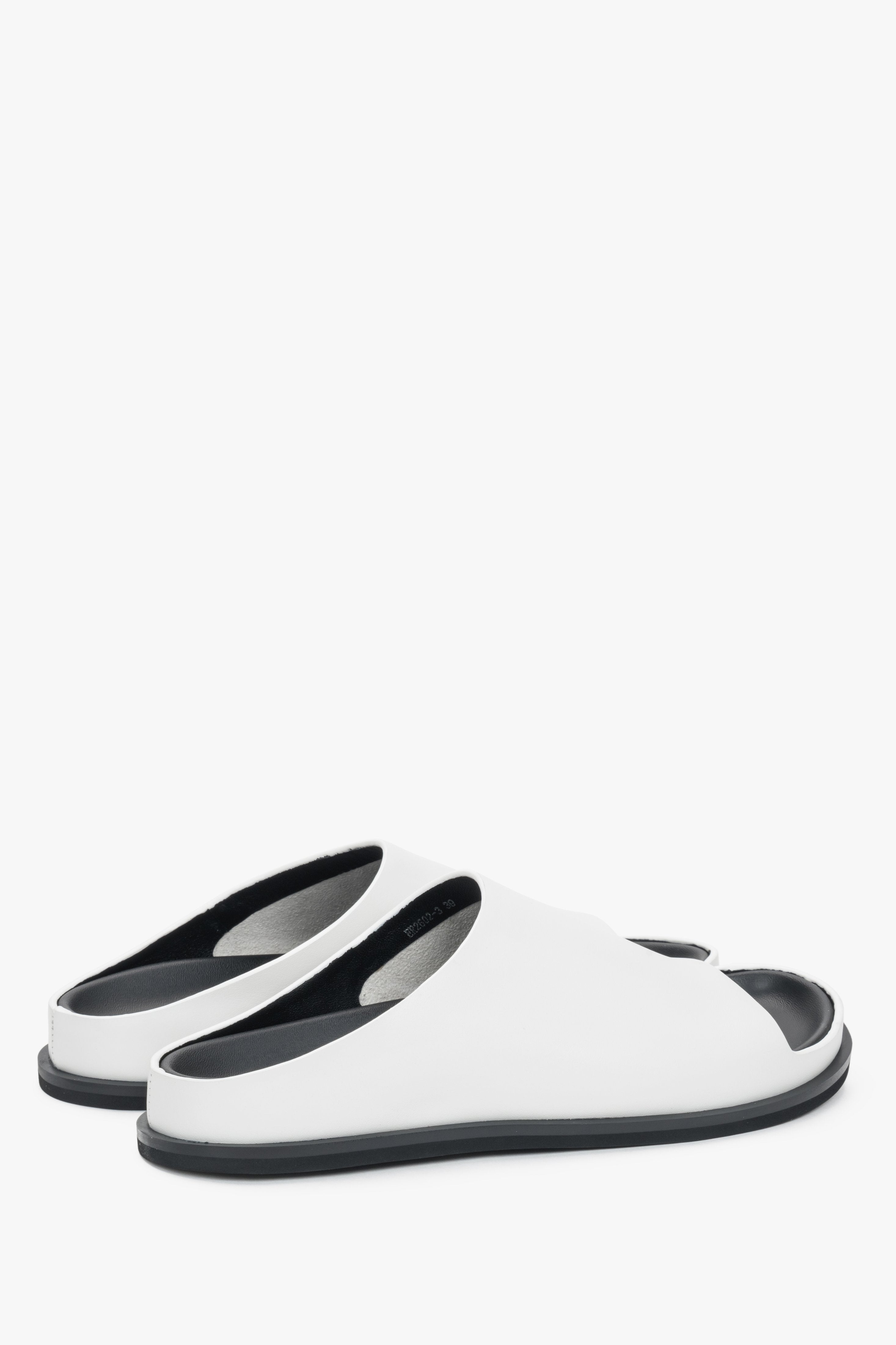 Made of genuine leather, white women’s slide sandals on a flat sole Estro.