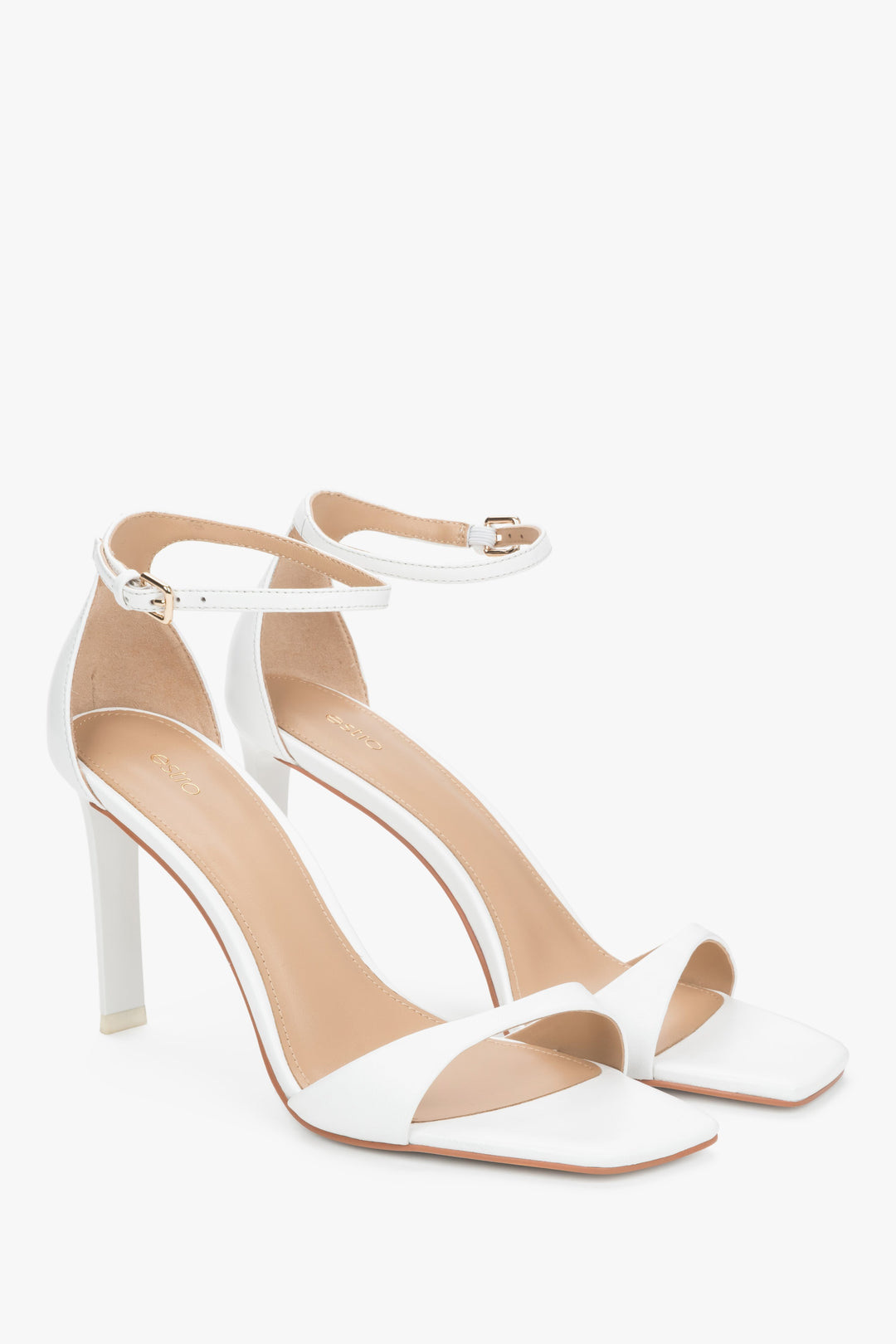 Immaculate white and a modern square toe – sandals that brighten every summer look.