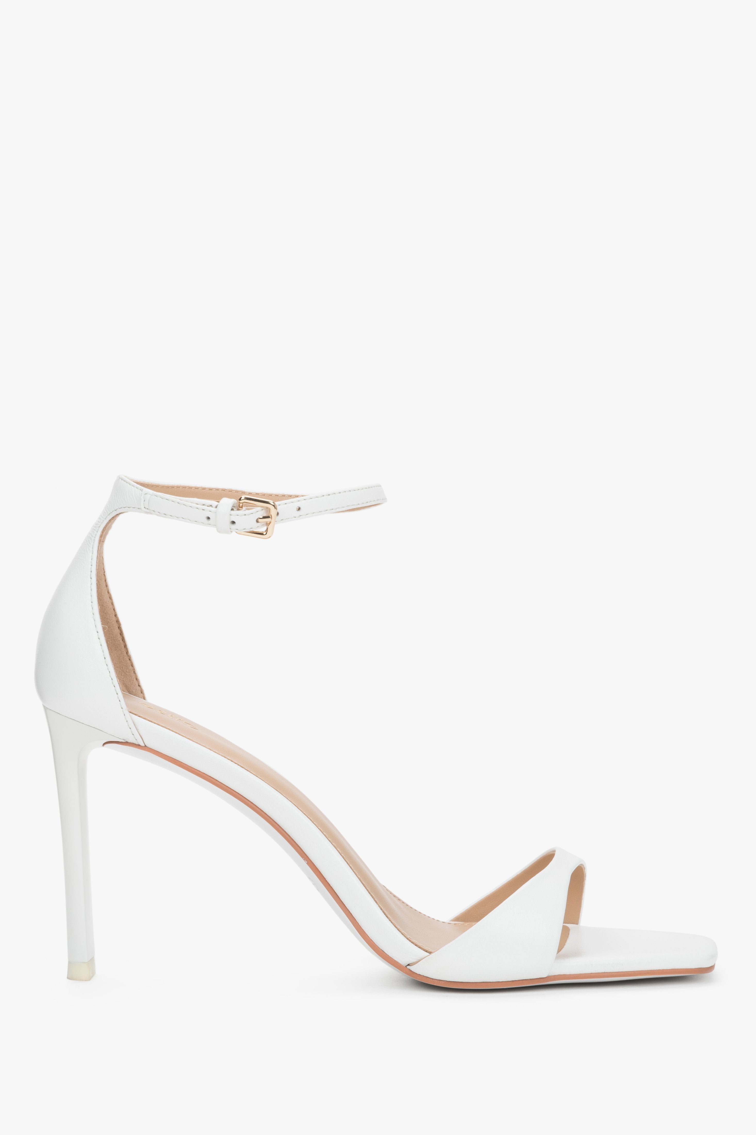 A sleek 9 cm stiletto heel and a perfectly sculpted silhouette that adds statuesque elegance to your look.