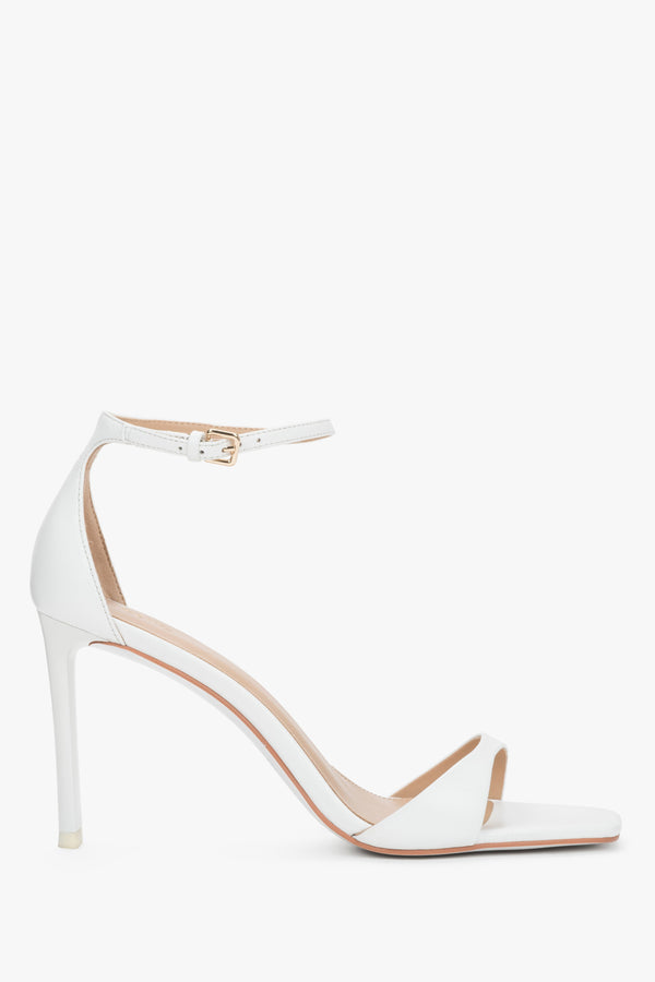 A sleek 9 cm stiletto heel and a perfectly sculpted silhouette that adds statuesque elegance to your look.