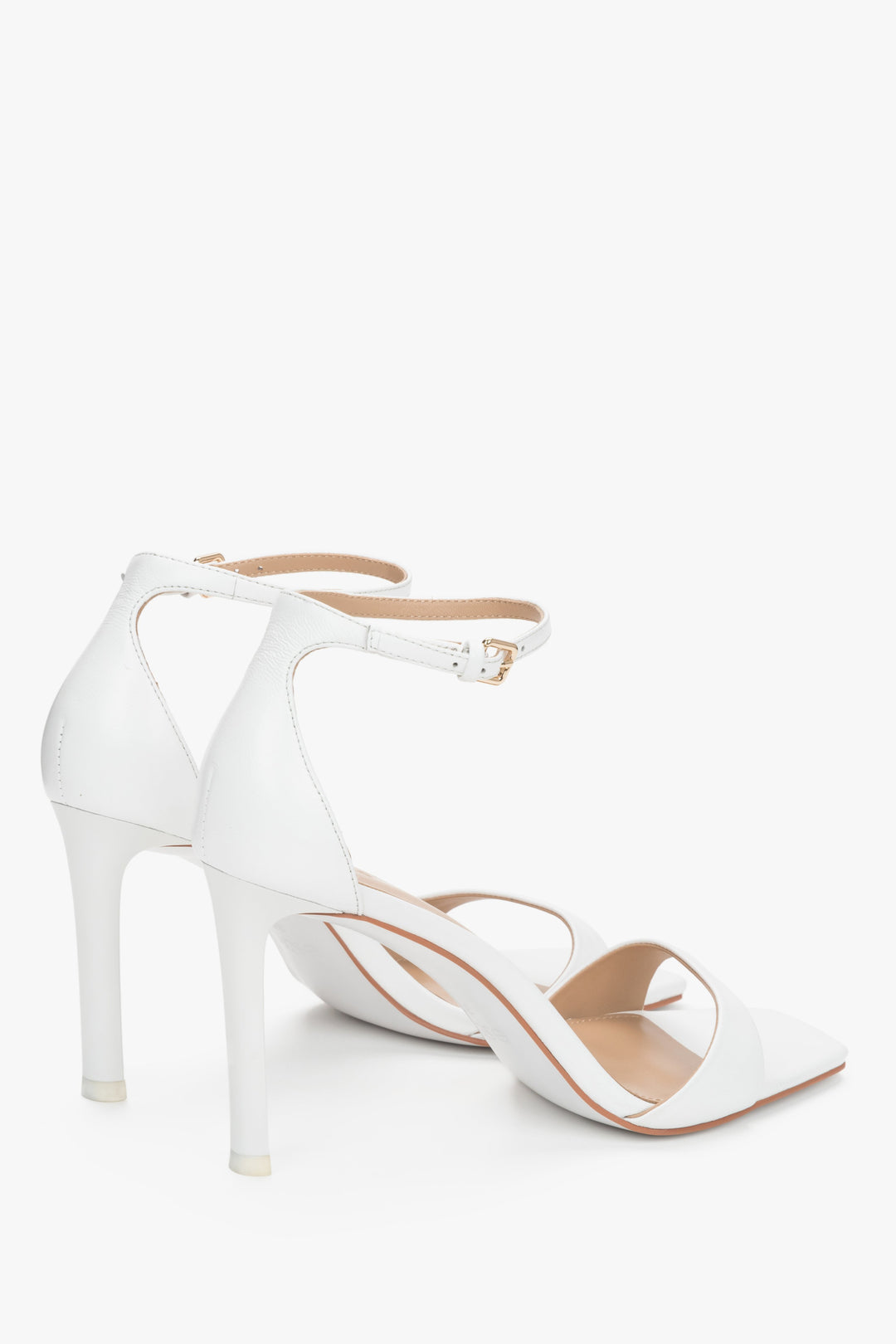 A stable closed heel counter and a buckle strap ensuring a secure, perfect fit.