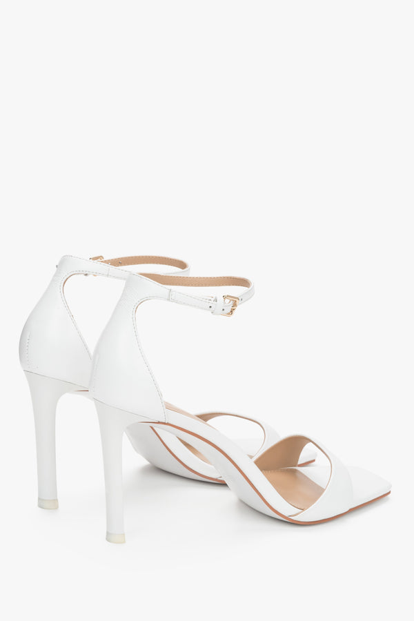 A stable closed heel counter and a buckle strap ensuring a secure, perfect fit.