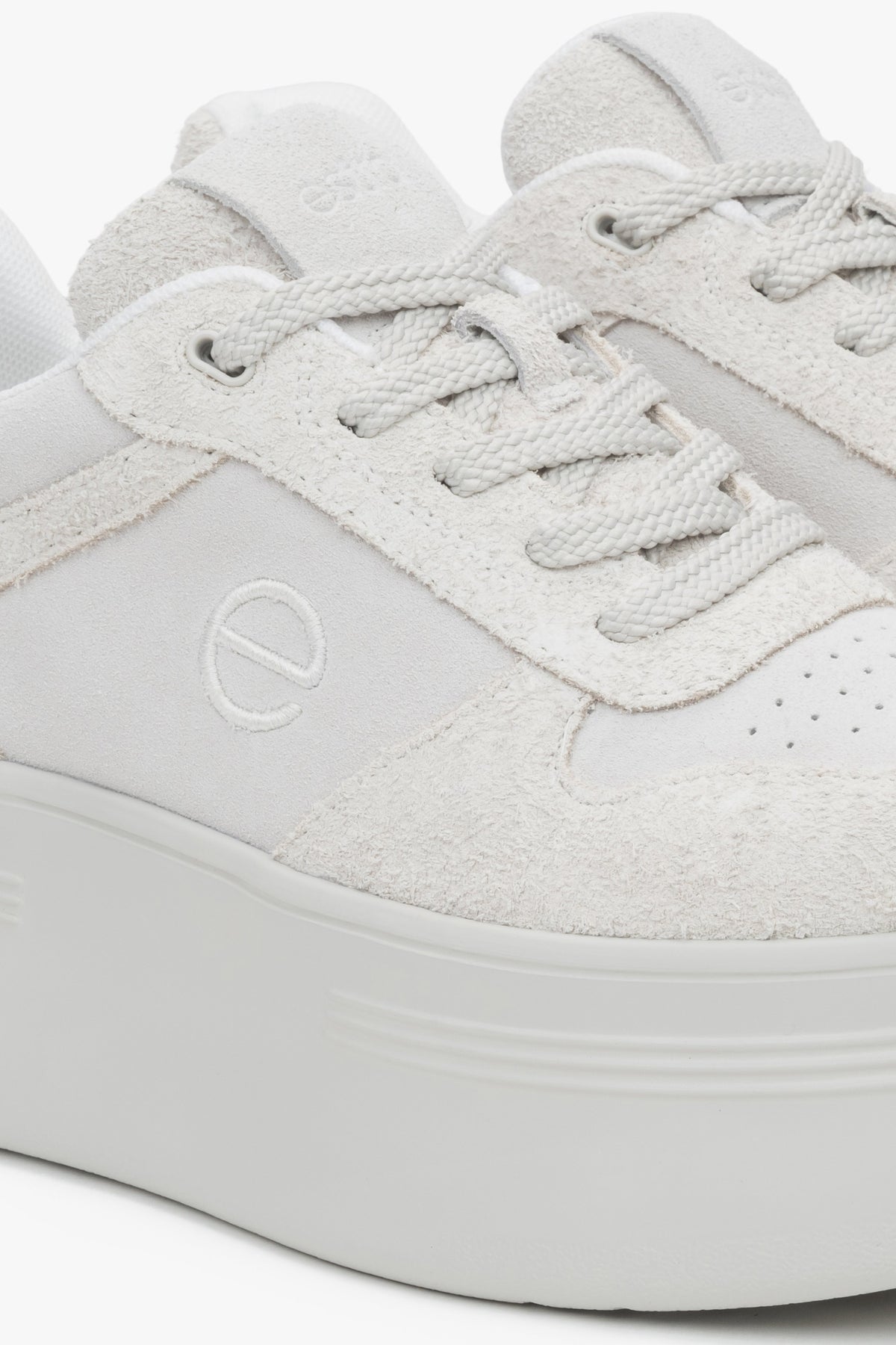 Soft white & grey sneakers in velour with chunky sole by Estro.