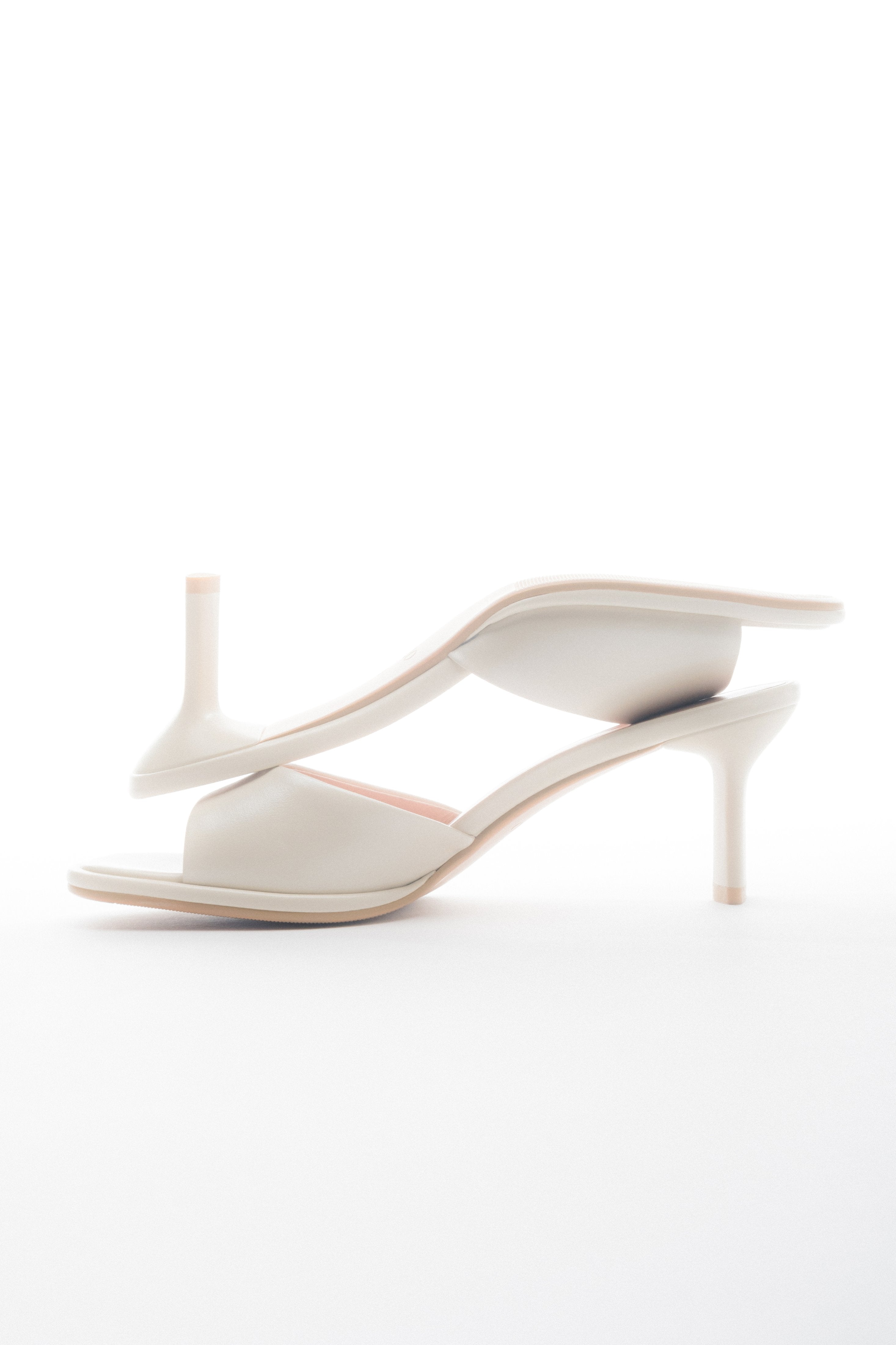 Women’s White Heeled Leather Mules Estro ER00118925.
