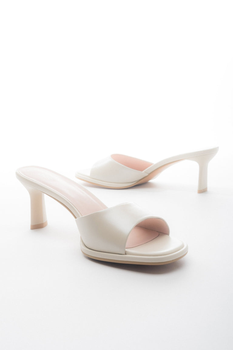 Women’s mules Estro, white, heeled, made of genuine leather.
