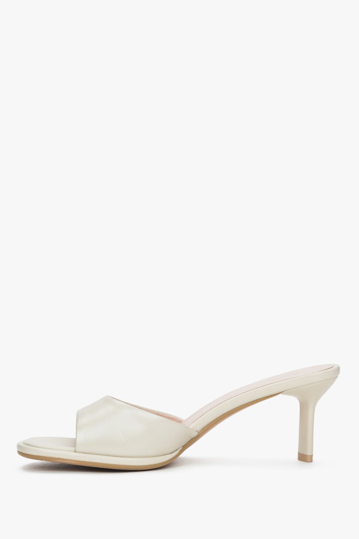 Made of genuine leather, white women’s heeled mules Estro.