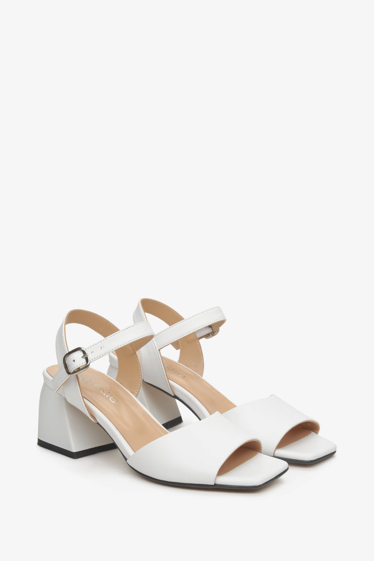 Women's white sandals made of natural leather by Estro - presentation of shoe seams and toe cap.