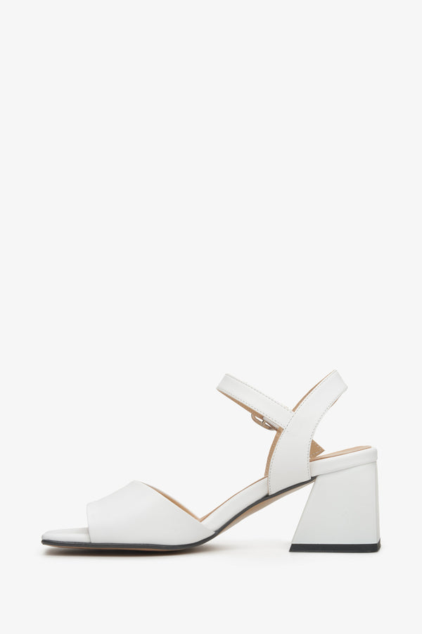 Women's white leather summer heeled sandals by Estro - presentation of the shoe profile.