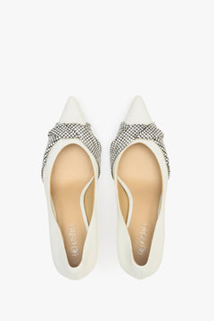 Leather women's high heels with a silver Estro application - presentation of the footwear from above.