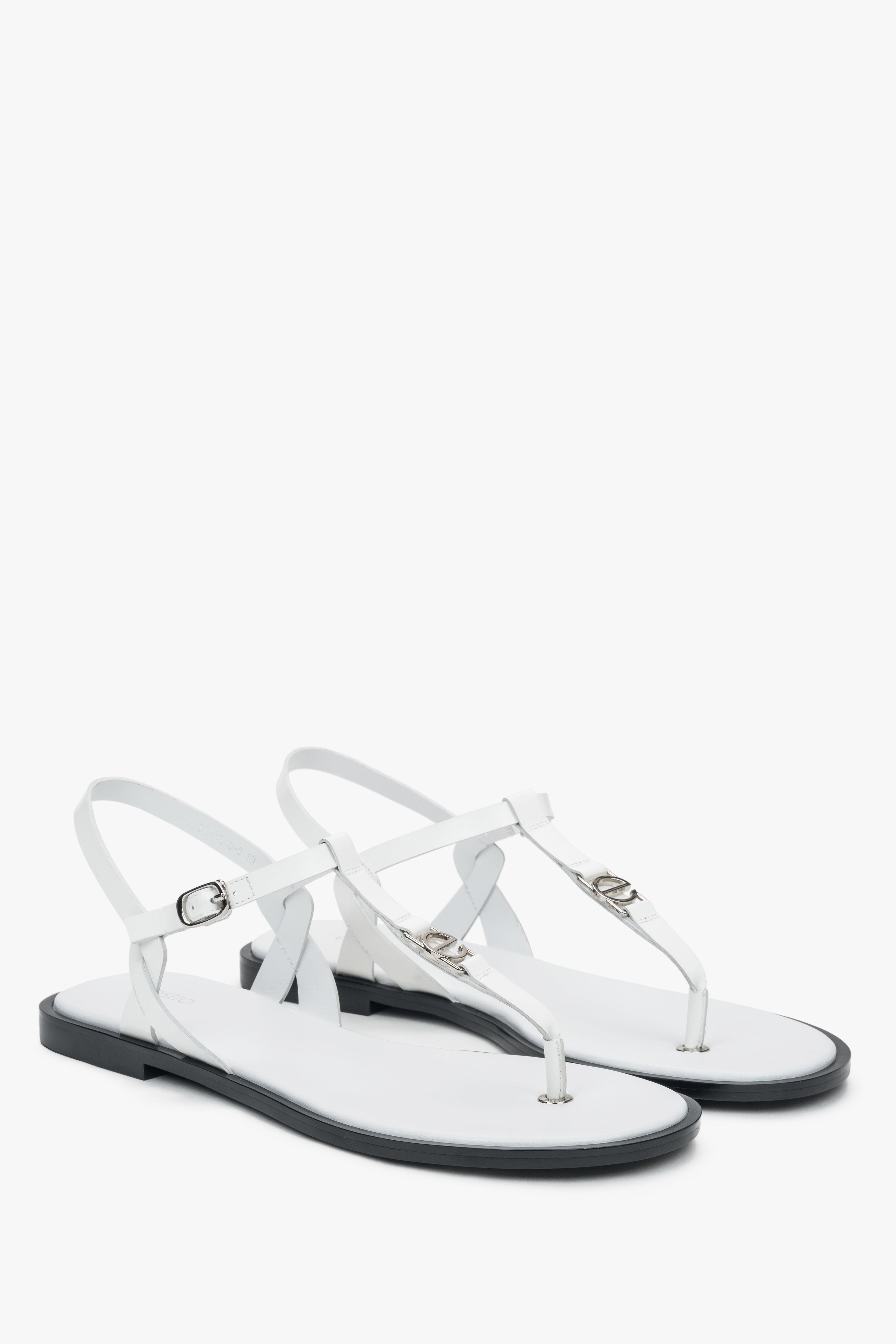 Women’s white leather flip-flop sandals with a flat sole Estro.