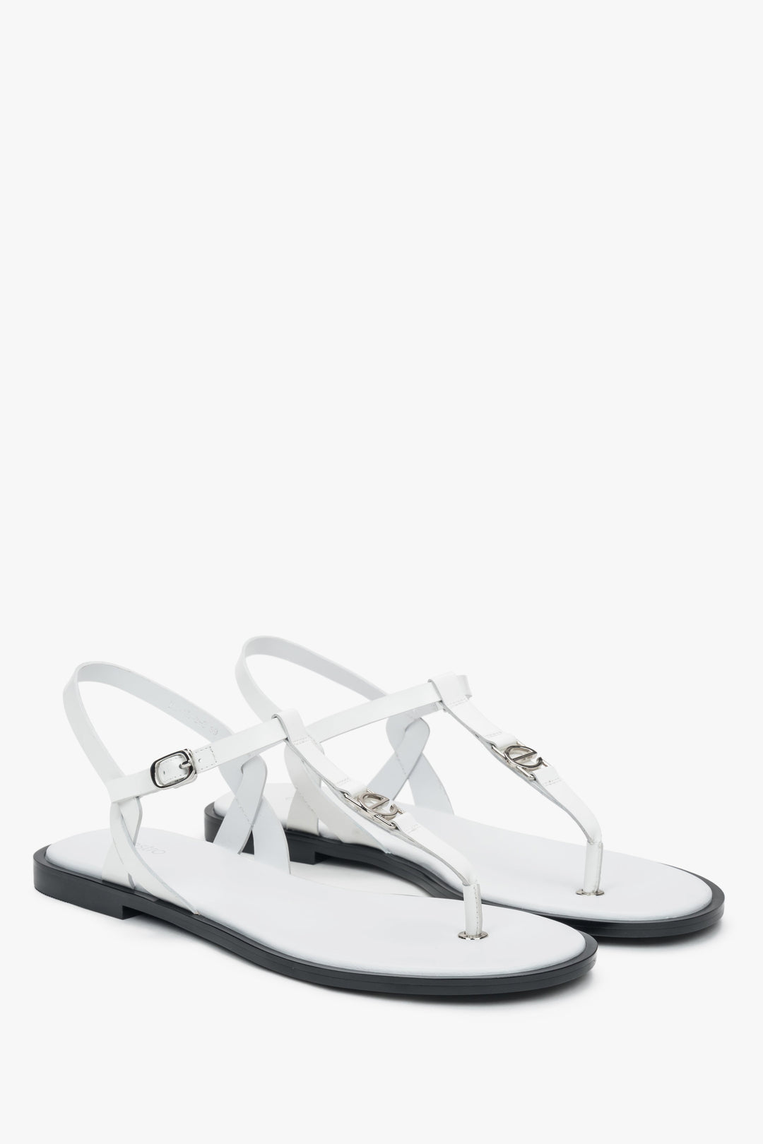 Women’s white leather flip-flop sandals with a flat sole Estro.