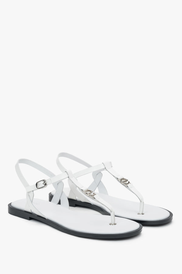 Women’s white leather flip-flop sandals with a flat sole Estro.