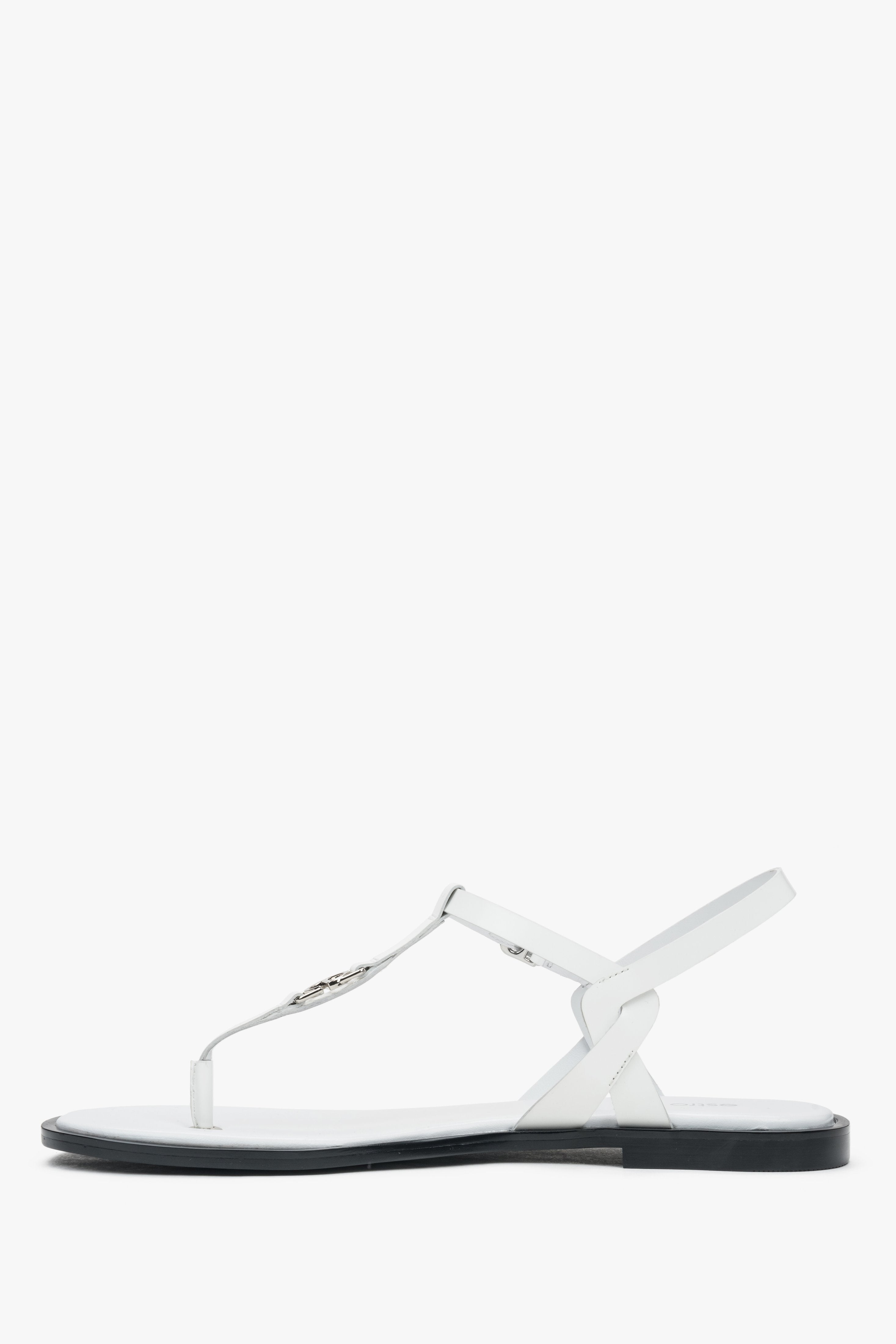 Women’s sandals Estro, white, leather, flip-flop style, with a flat sole.