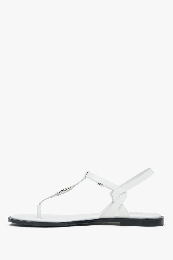 Women’s sandals Estro, white, leather, flip-flop style, with a flat sole.