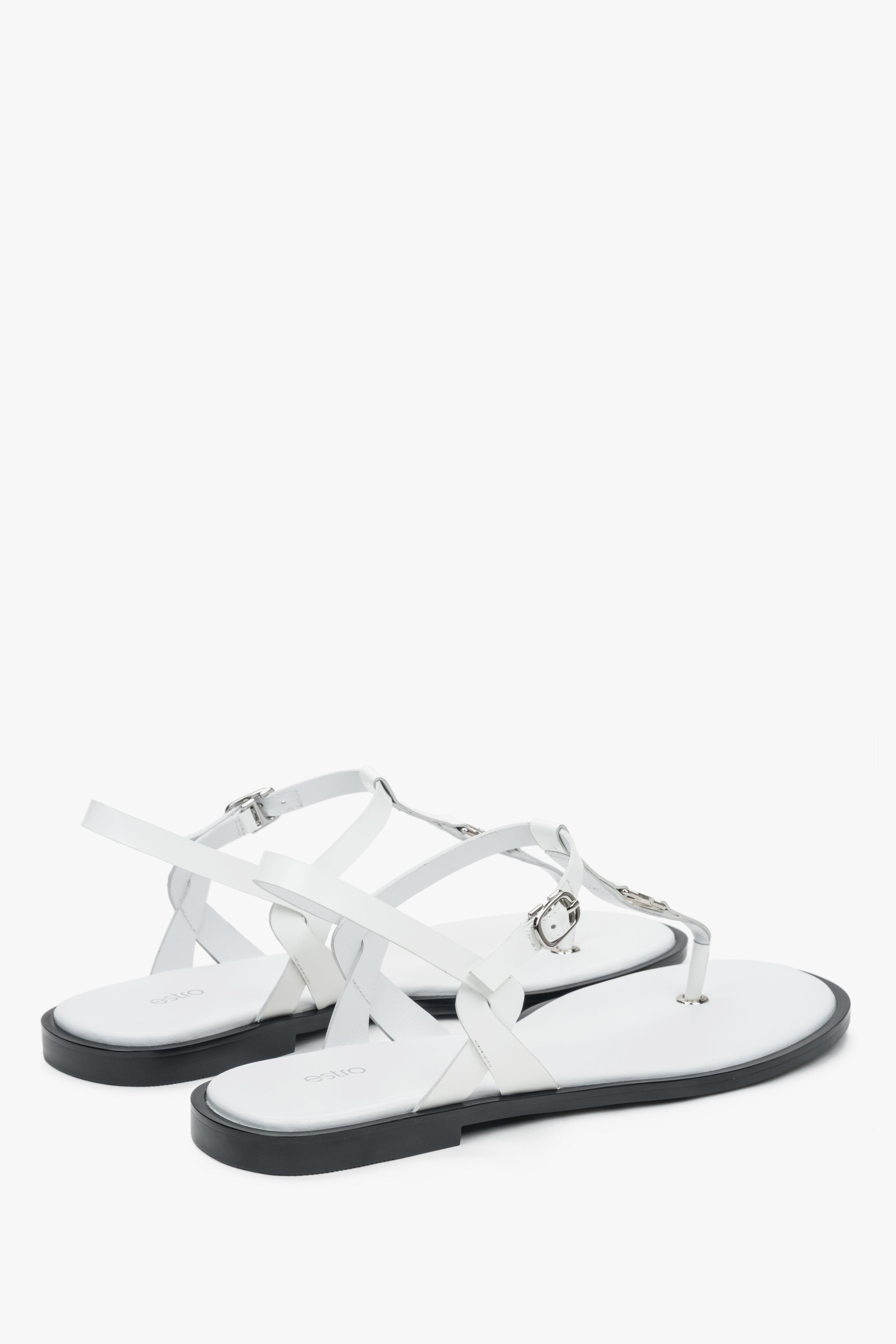 With a flat sole, white leather women’s flip-flop sandals Estro.