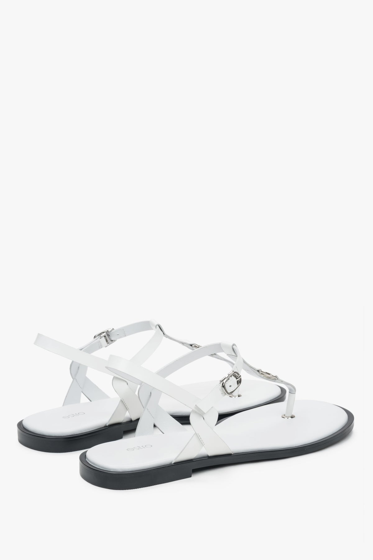With a flat sole, white leather women’s flip-flop sandals Estro.