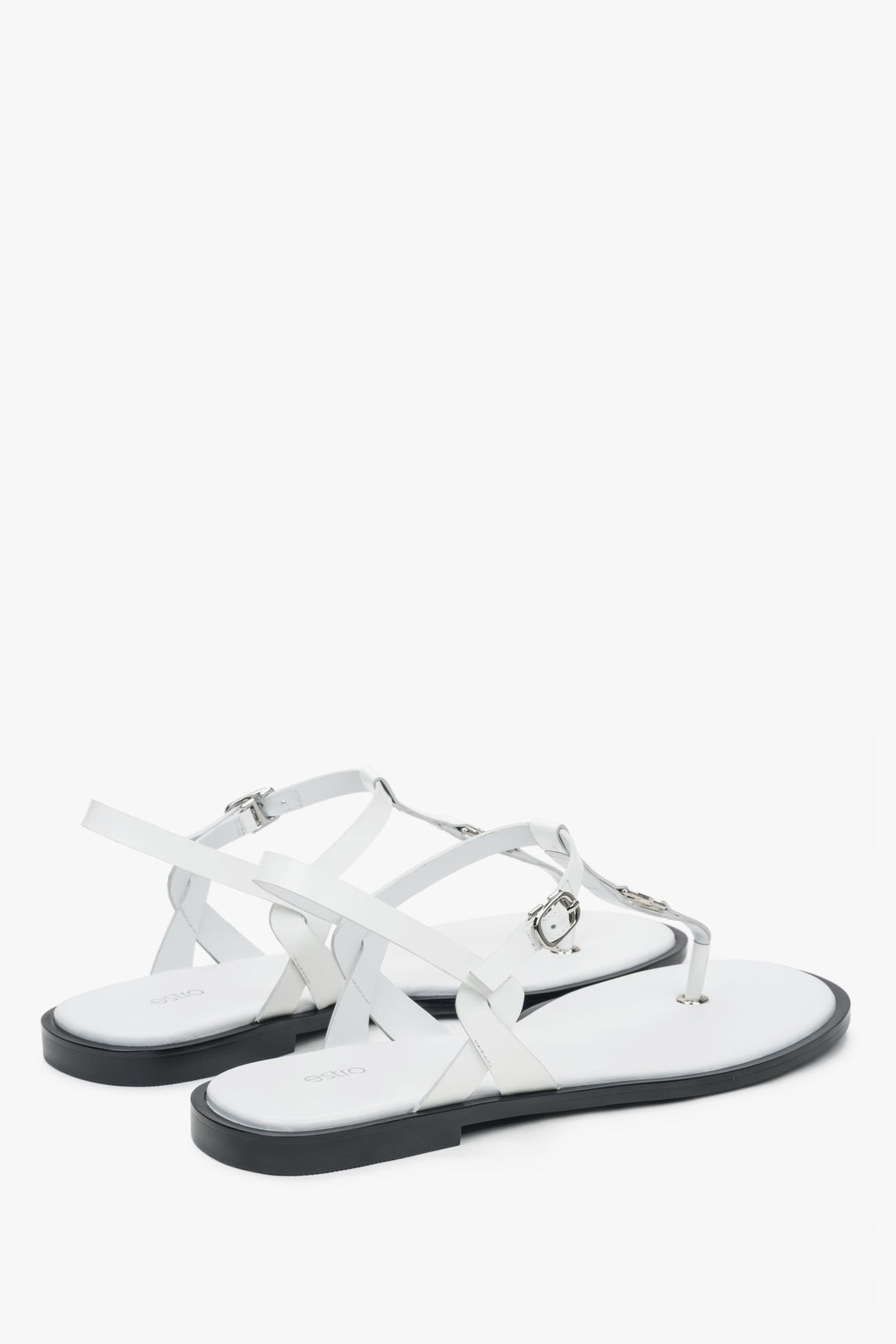 With a flat sole, white leather women’s flip-flop sandals Estro.