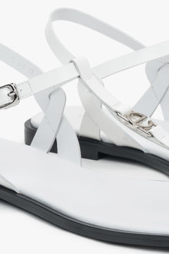 White women’s flip-flop sandals Estro, leather, with a flat sole.