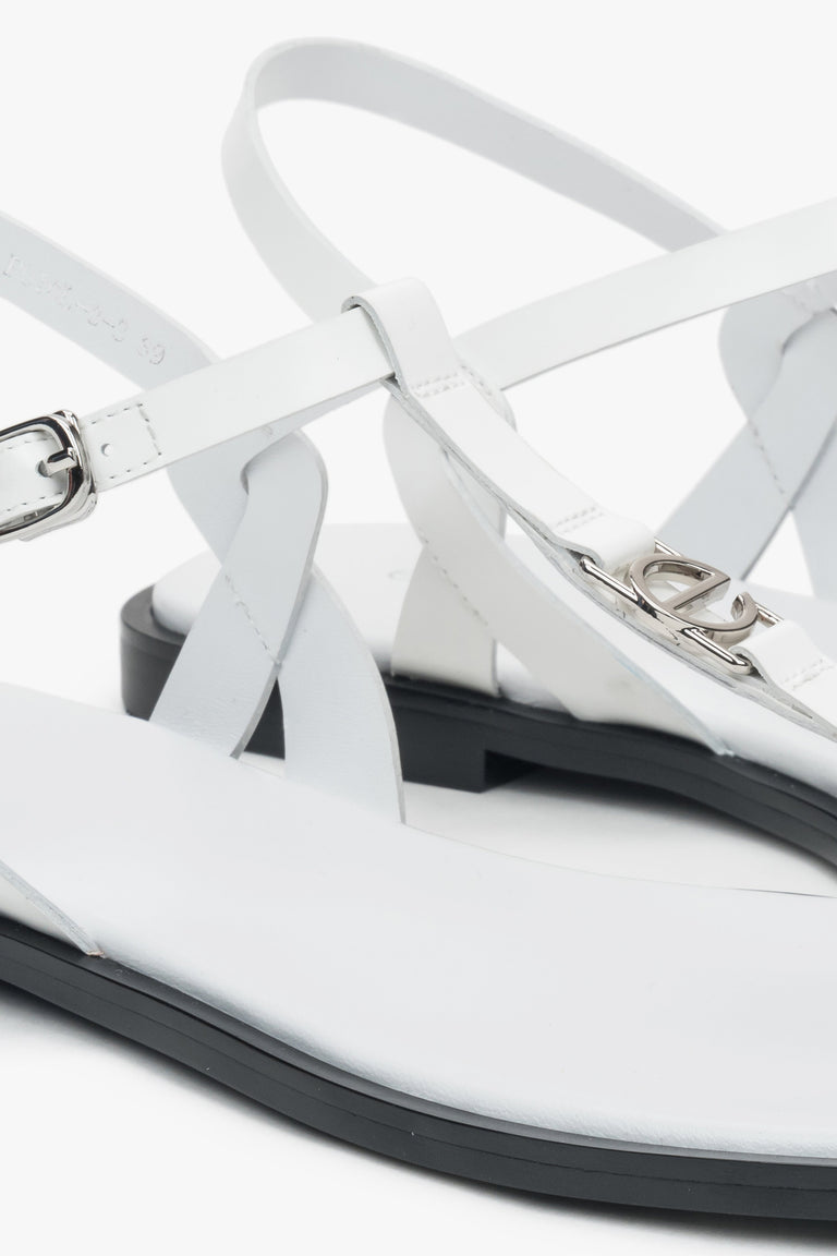 White women’s flip-flop sandals Estro, leather, with a flat sole.