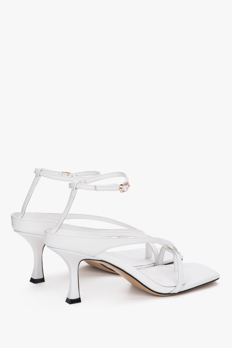 Minimalist Estro thong sandals, white leather, stable sculpted heel – heel view.