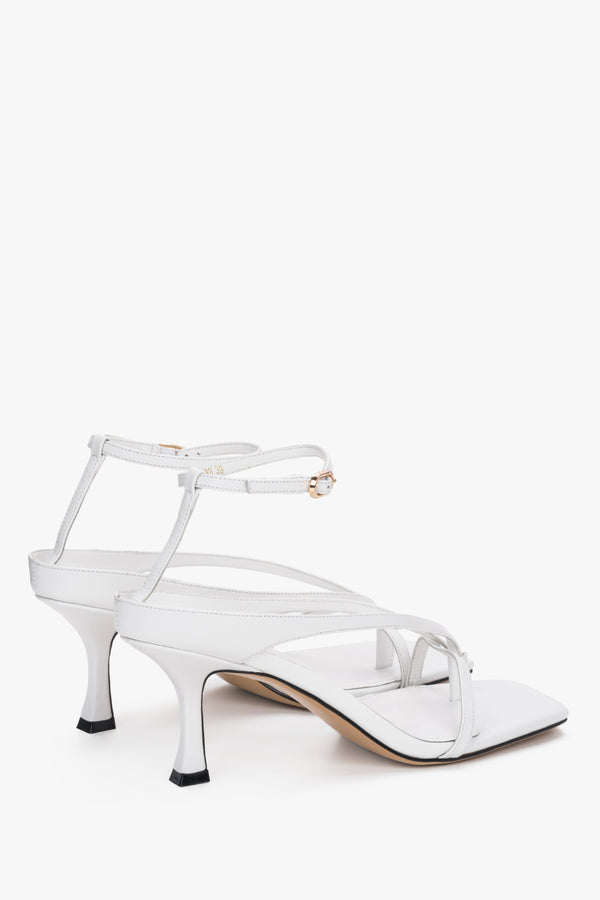 Minimalist Estro thong sandals, white leather, stable sculpted heel – heel view.