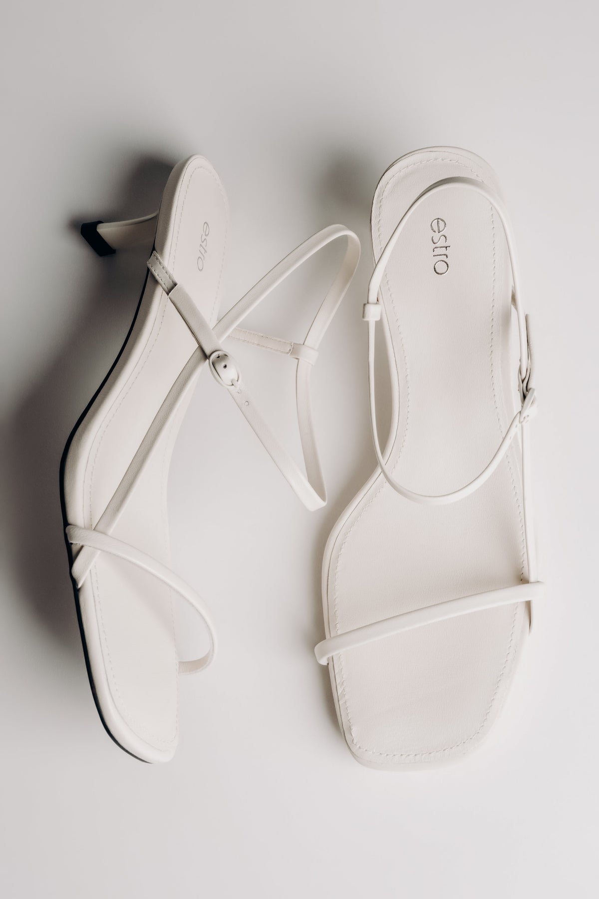 Women’s White Leather Low-Heeled Sandals with Thin Straps Estro ER00119295.