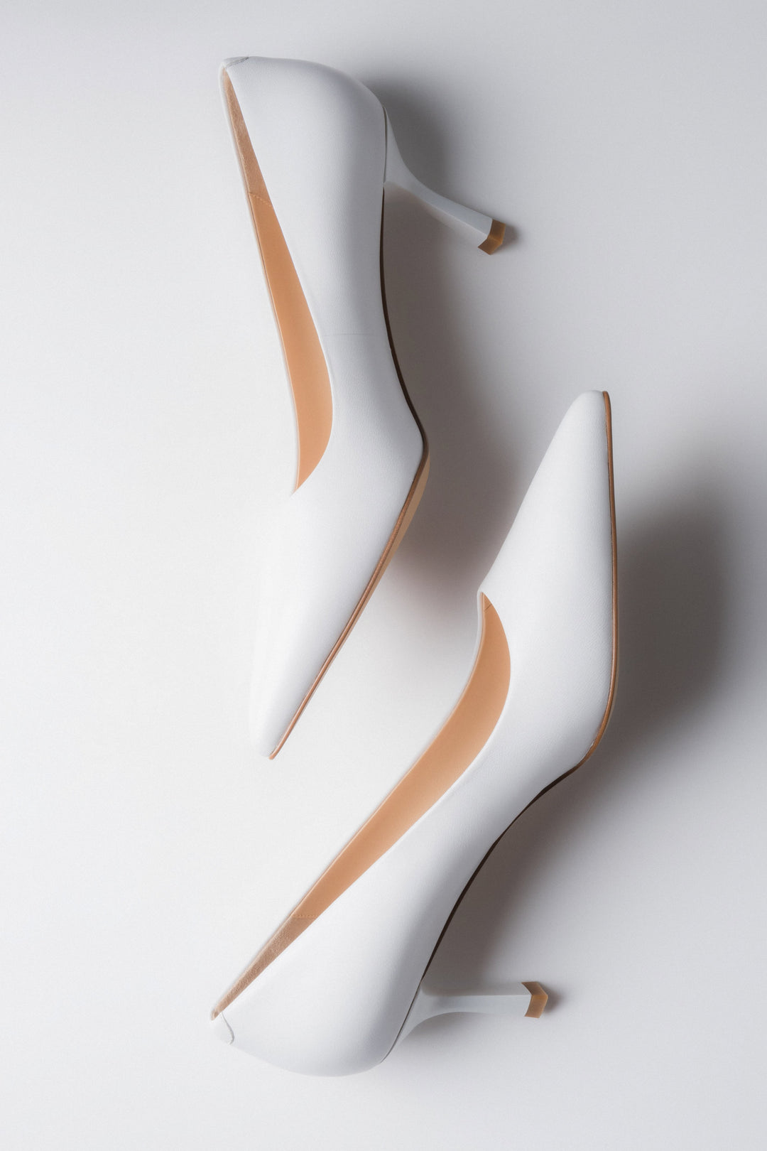 Women's White Leather Pointed-Toe Shoes on a Low Heel Estro ER00120509