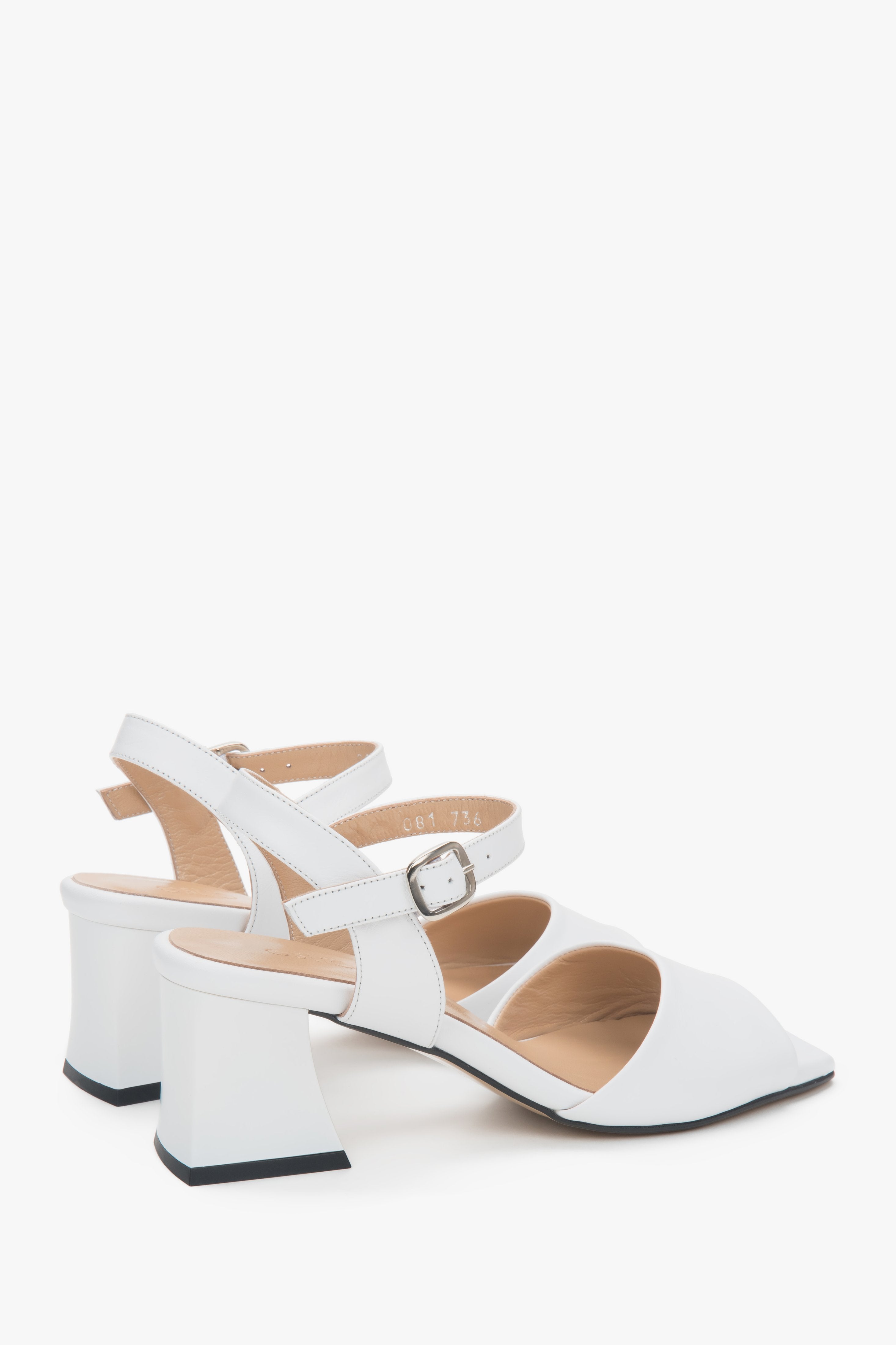 White Estro block-heel sandals made of natural leather with an adjustable buckle.