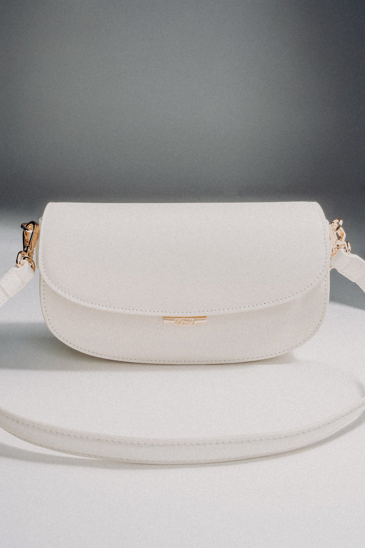 Women's White Genuine Leather Shoulder Bag in Saddle Shape Estro ER00117256.