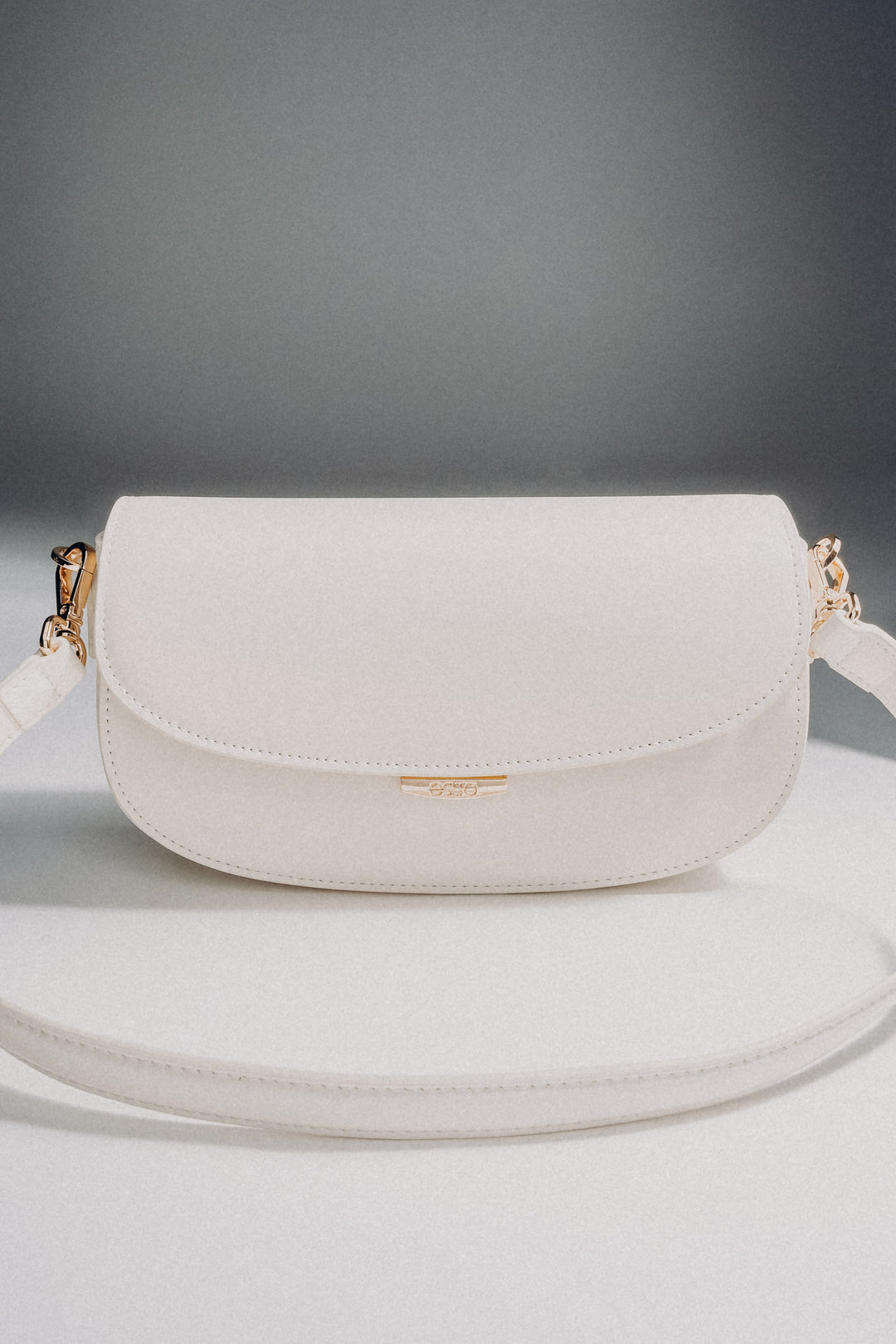 Women's White Genuine Leather Shoulder Bag in Saddle Shape Estro ER00117256.