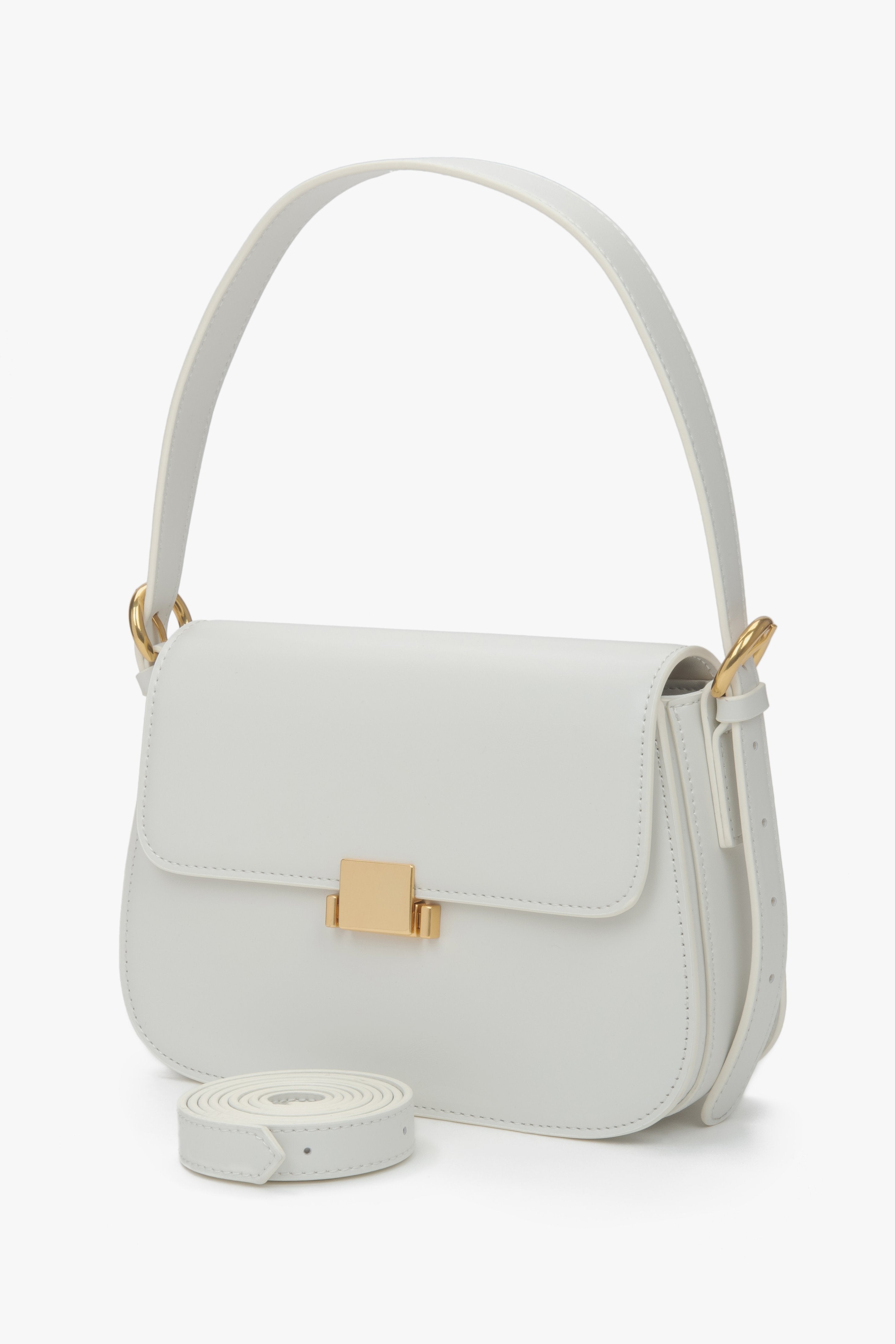 White women’s shoulder bag by Estro, leather, for shoulder wear, with gold-tone hardware.