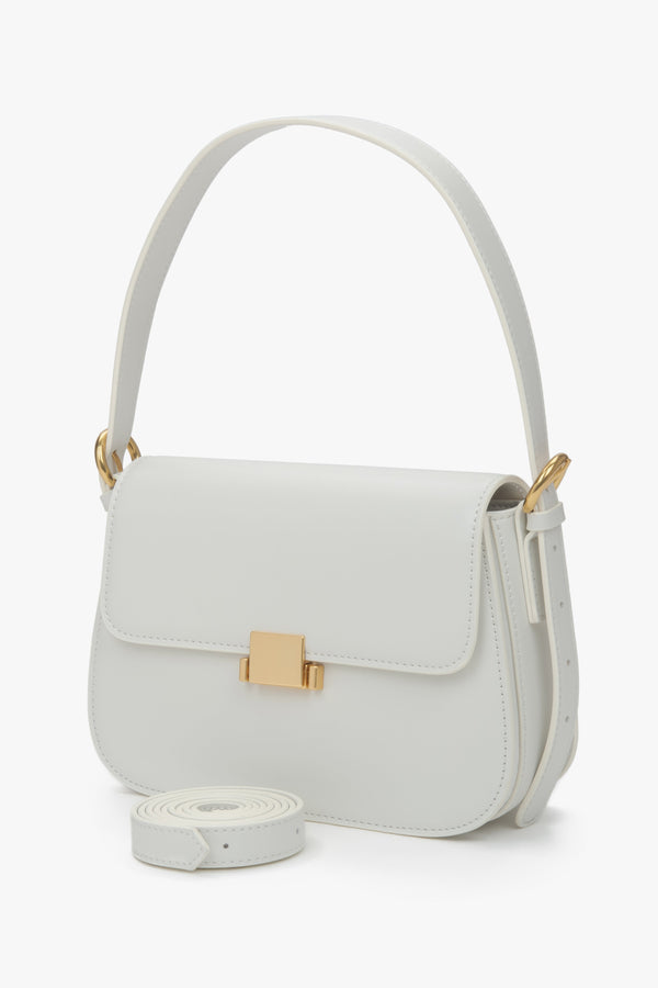 White women’s shoulder bag by Estro, leather, for shoulder wear, with gold-tone hardware.