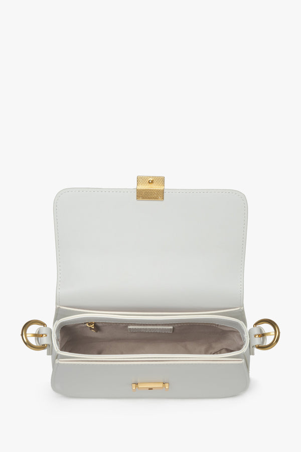 White leather women’s shoulder bag with gold-tone hardware – interior view.