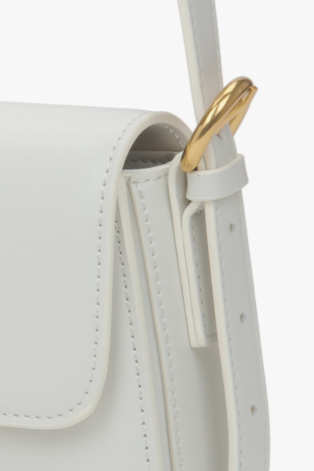 Women’s shoulder bag, white, leather, with gold-tone hardware, Estro – close-up on details.