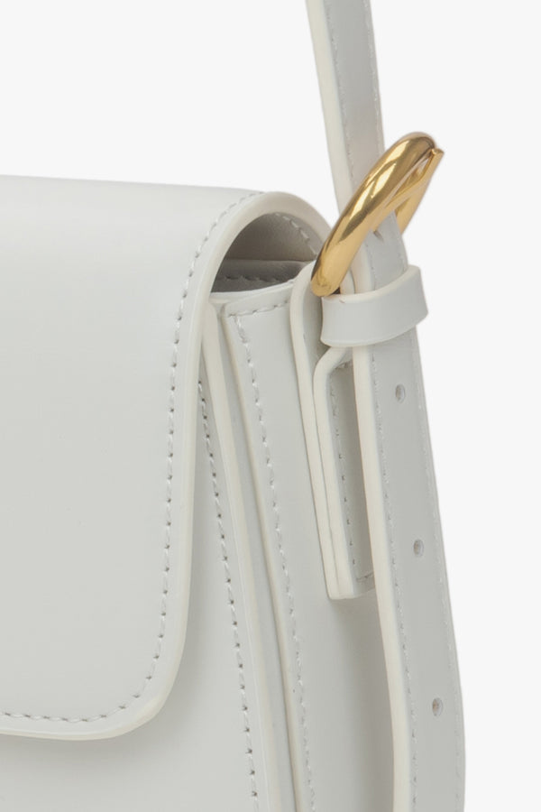 Women’s shoulder bag, white, leather, with gold-tone hardware, Estro – close-up on details.