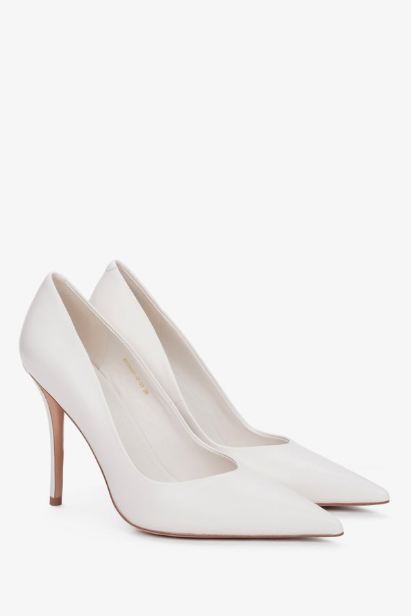 Women's white leather stiletto pumps with a slim heel and a pointed toe by Estro.