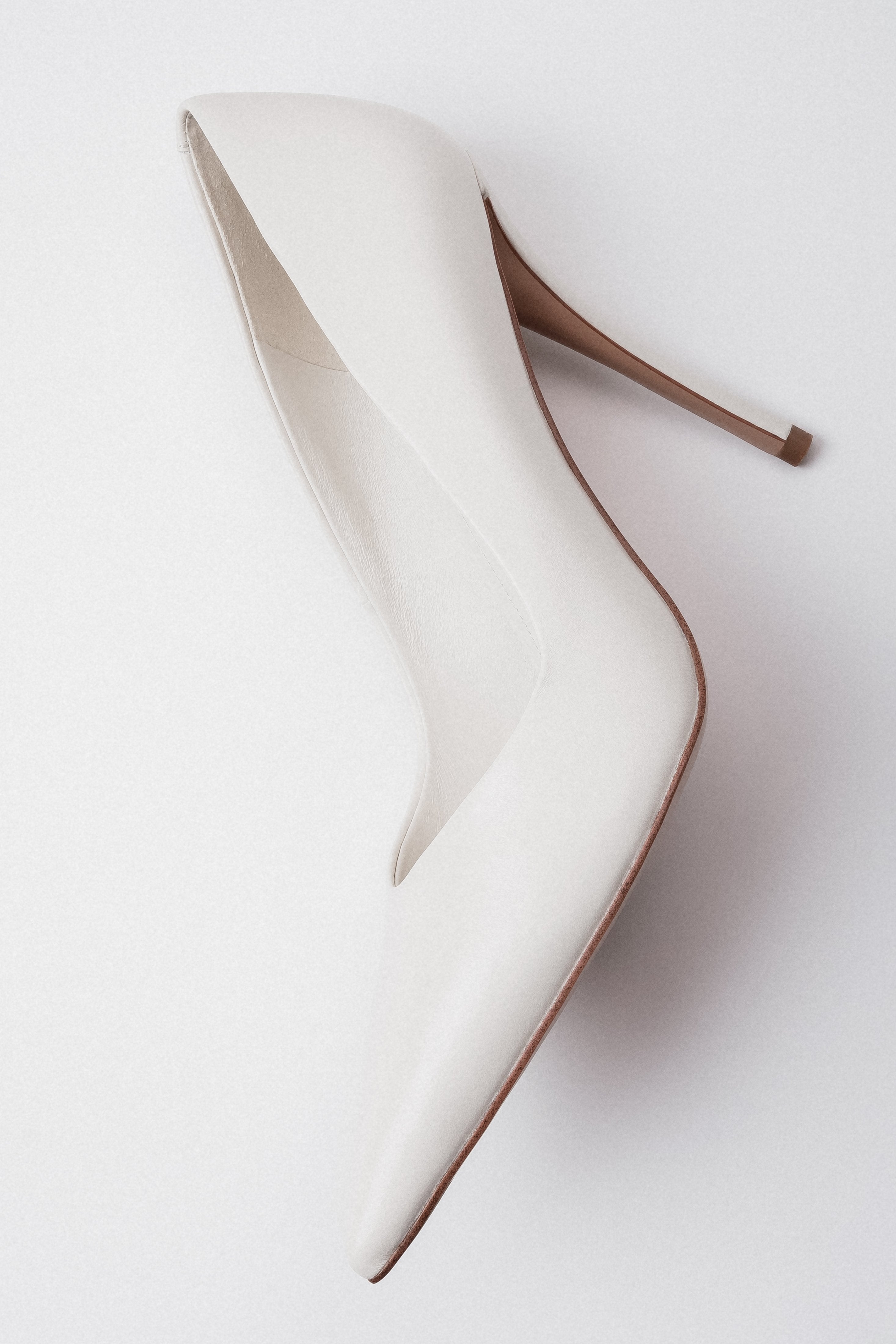 Women's high heels, white, leather, featuring a slim stiletto heel and a pointed toe, from Estro.