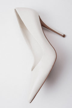Women's high heels, white, leather, featuring a slim stiletto heel and a pointed toe, from Estro.