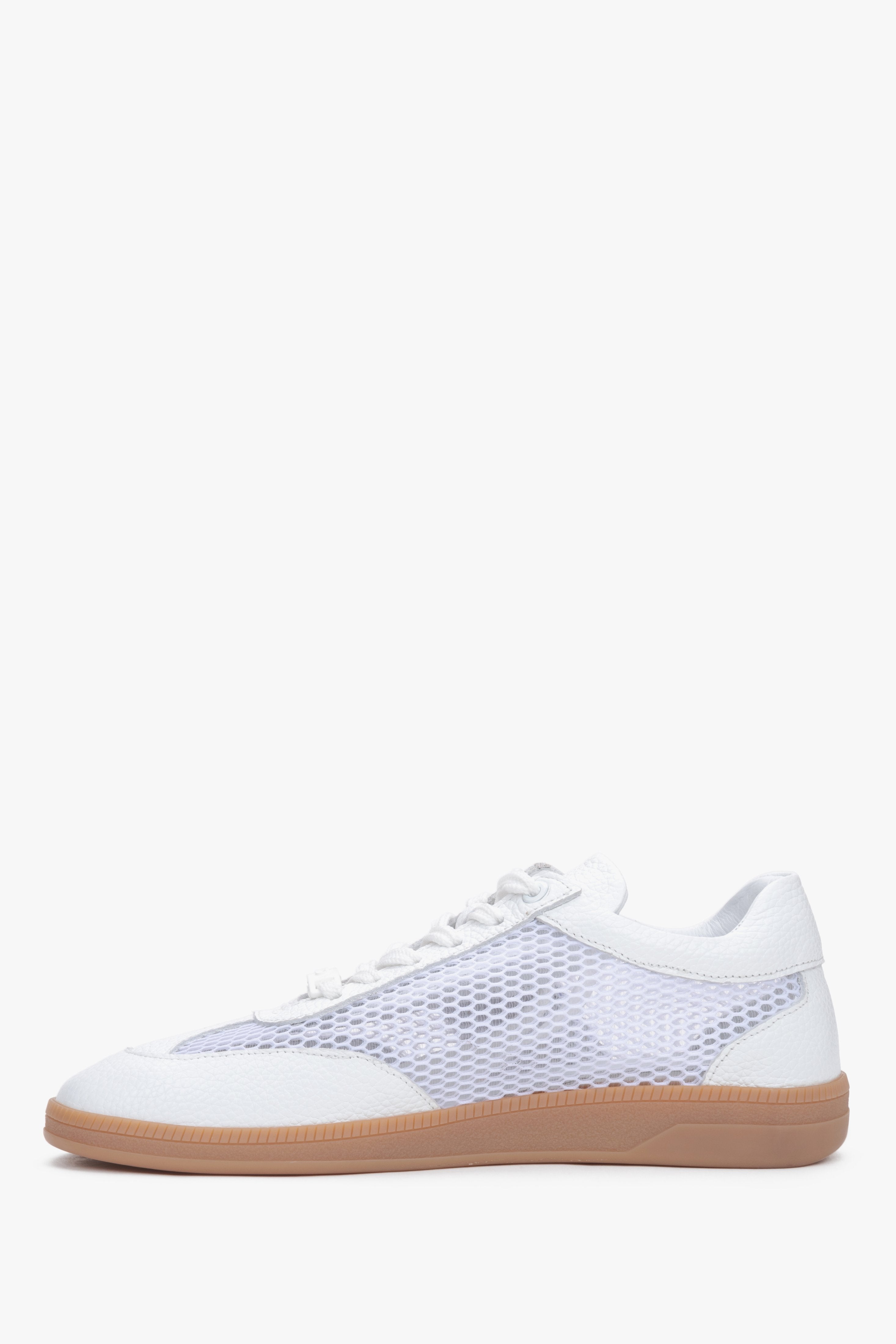 Estro white low-top sneakers.
