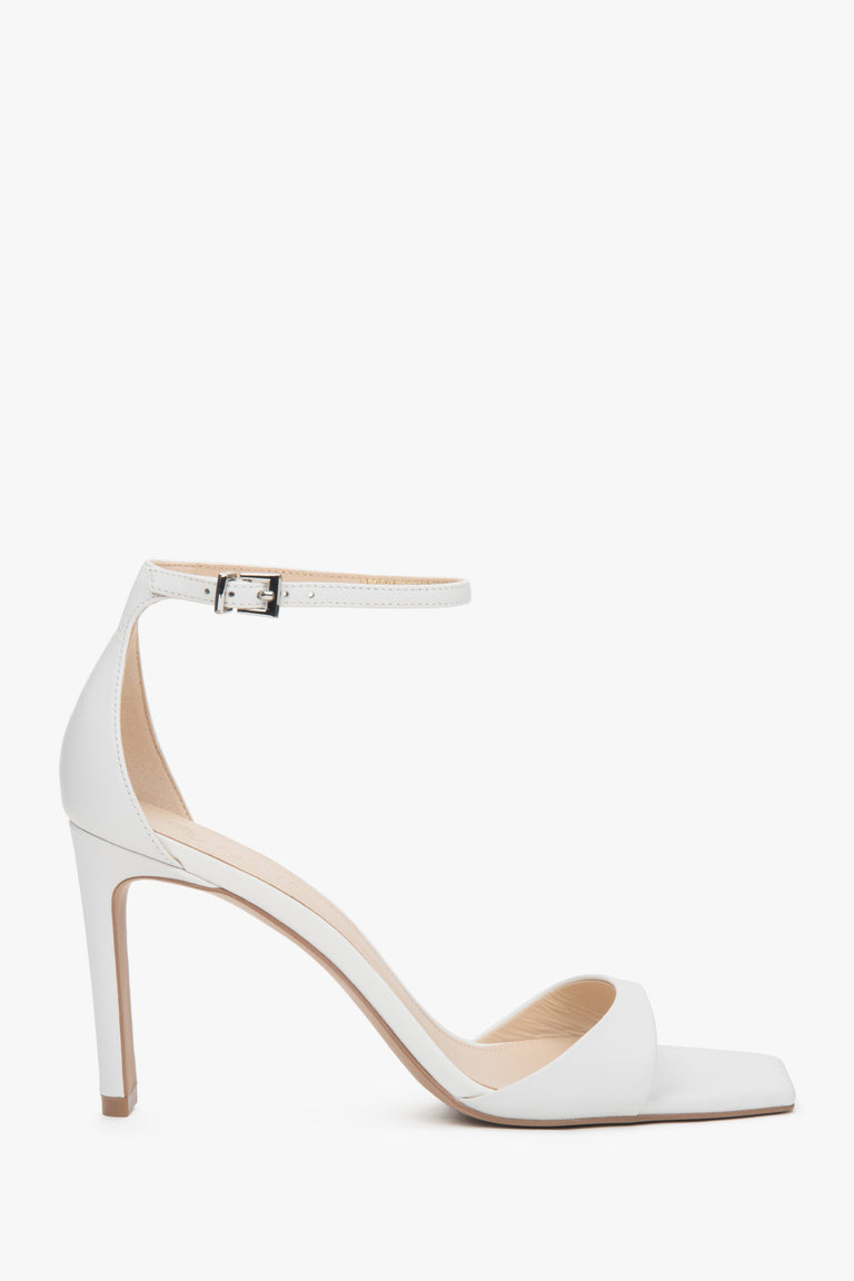 Women’s white sandals in patent natural leather on a stable block heel.