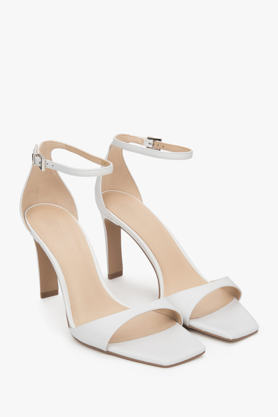 Women’s white sandals in patent natural leather on a stable block heel Estro.