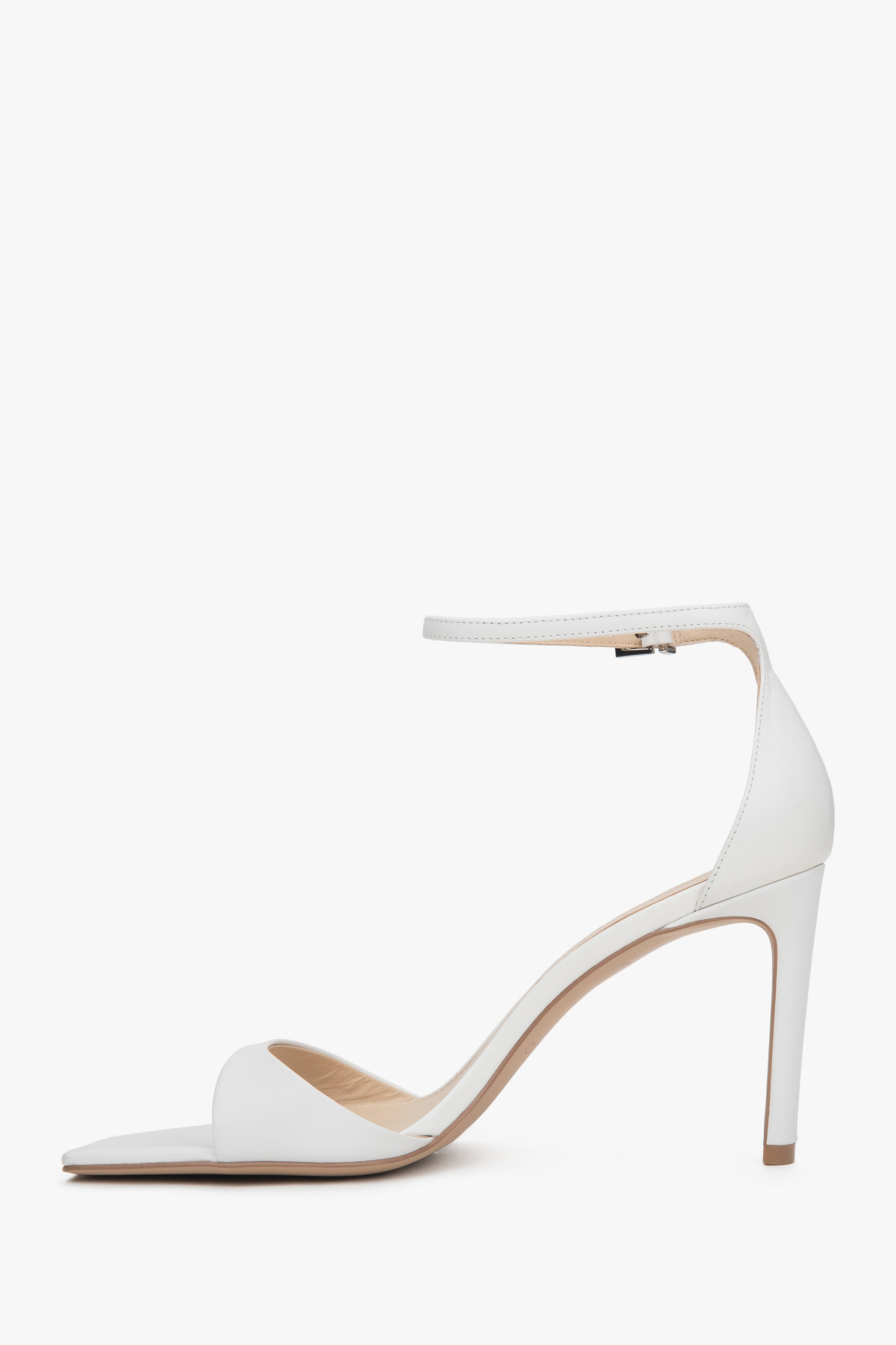 Women’s white sandals Estro, on a stable block heel, in patent natural leather.