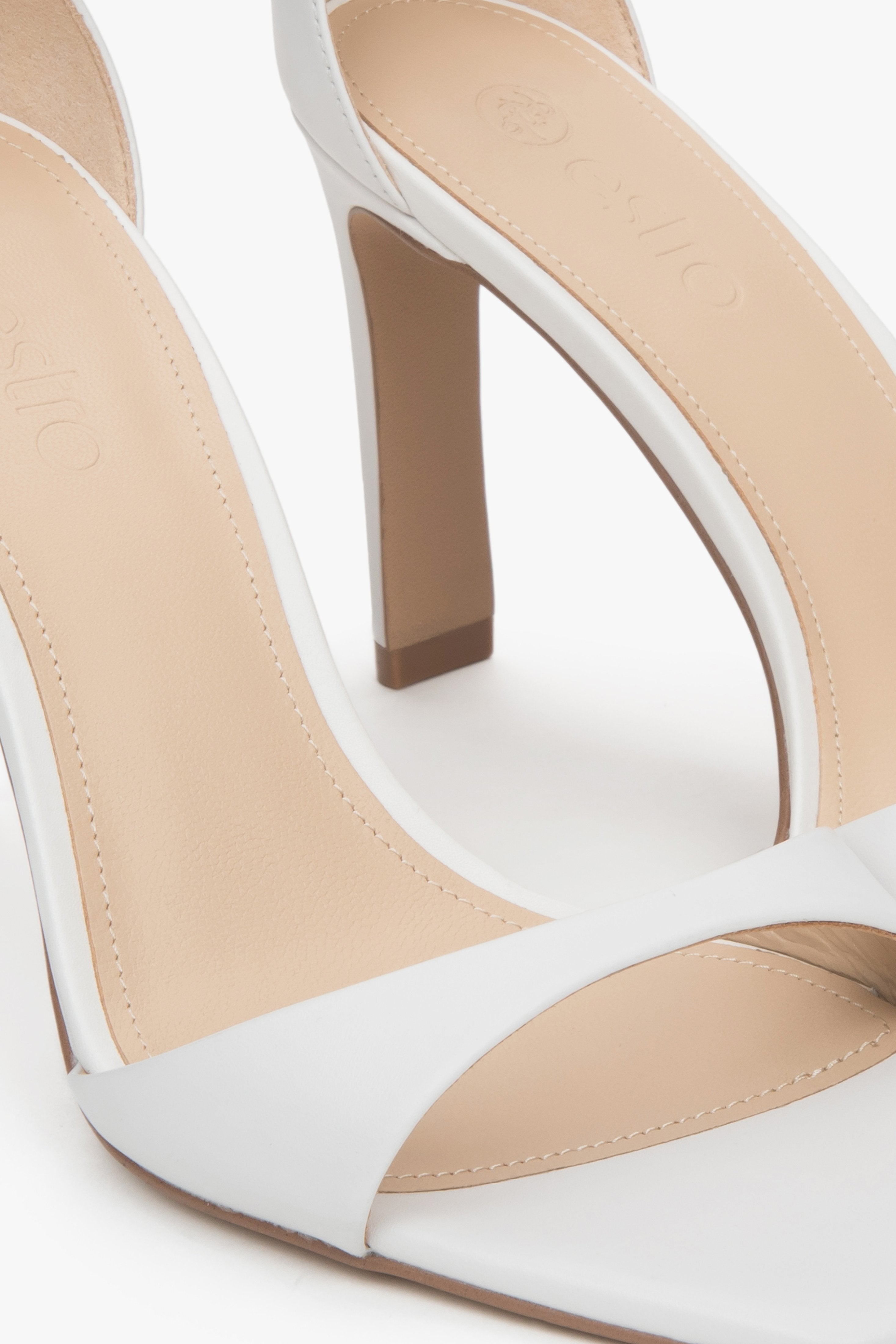 Women’s white sandals in patent natural leather on a stable block heel.