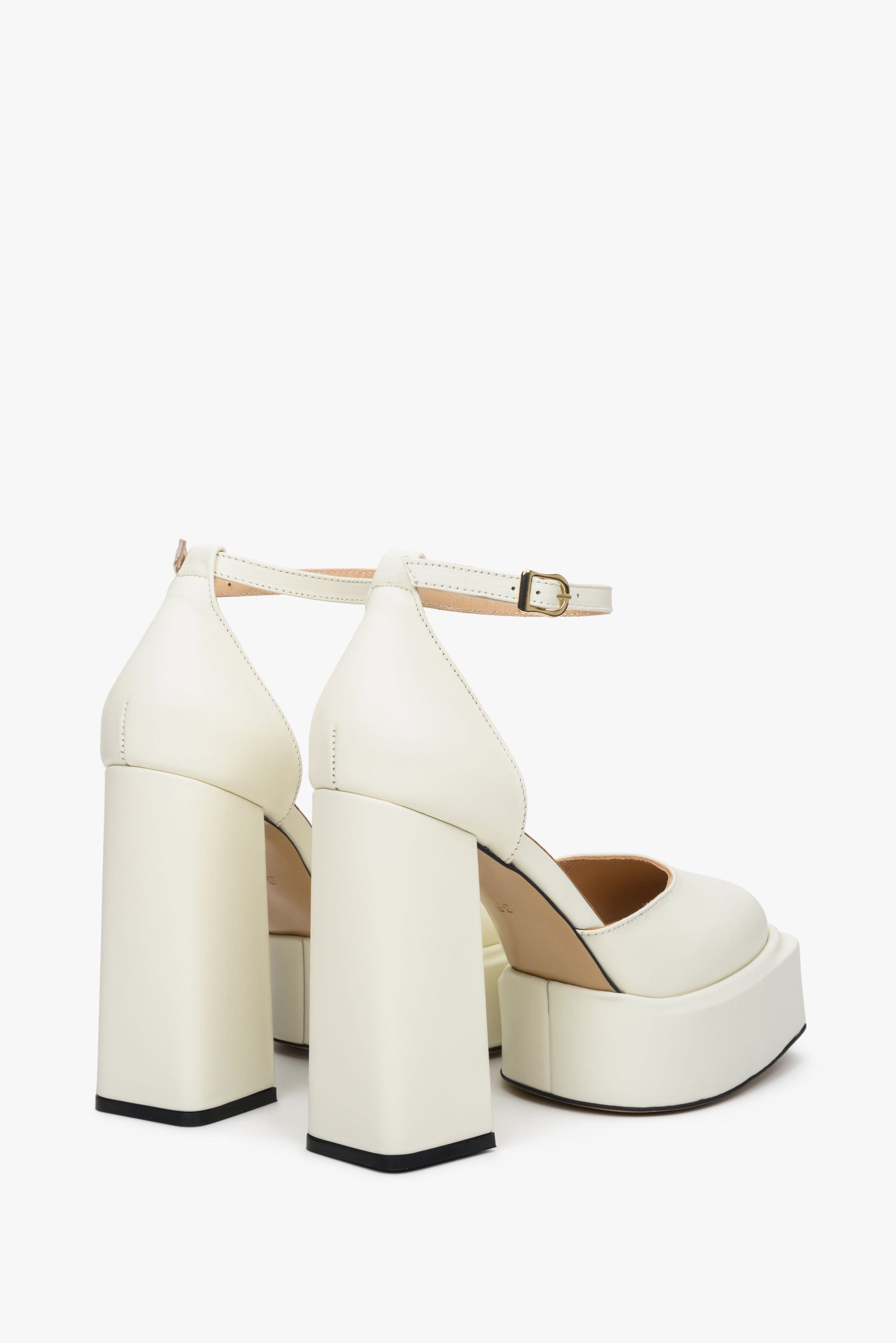 Women's white sandals made of genuine leather by Estro with a block heel and platform - presentation of the heel counter and heel.