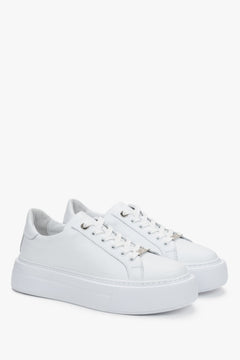 Women’s white platform sneakers Estro made of premium Italian genuine leather combine minimalist design with a modern platform sole for everyday comfort and style.